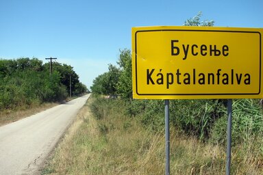 Kihelyezték a kétnyelvű helységnévtáblát is  (Fotó: Kecskés István)
