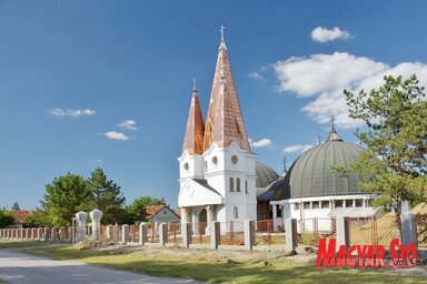 A közmunkások egy része már jó ideje az emléktemplom udvarát rendezi (Gergely József felvétele)