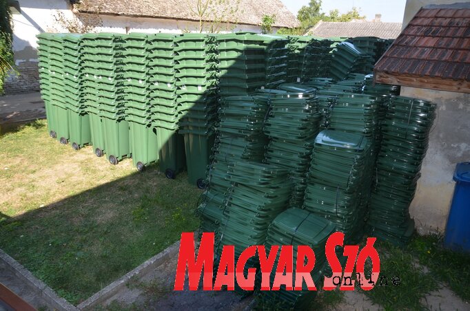 1500 új szemetes a bácsfeketehegyi helyi közösség udvarán (Lakatos János felvétele)