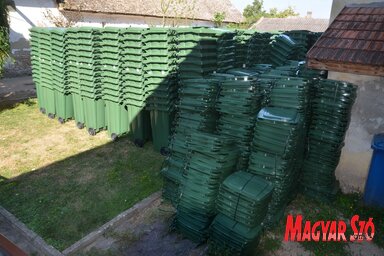 1500 új szemetes a bácsfeketehegyi helyi közösség udvarán (Lakatos János felvétele)