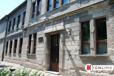 A tetőszerkezet és a homlokzat teljesen megújul, és a vasútra néző oldalon az ablakokat is kicserélik (Homolya Horváth Ágnes felvétele)