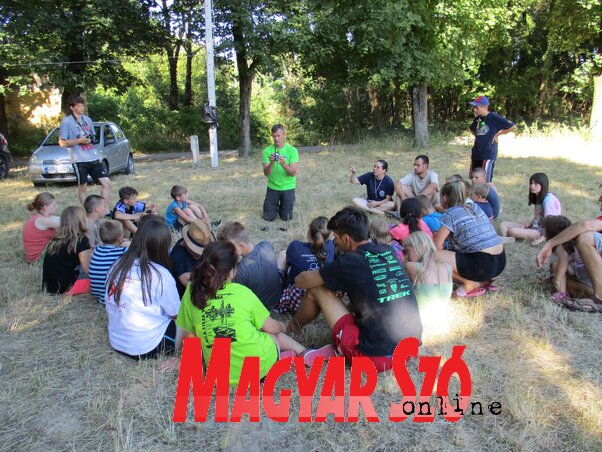 Az észtországi Aigar Liping a walkie-talkie használatát mutatja be (Sihelnik Ágnes felvétele) Az észtországi Aigar Liping a walkie-talkie használatát mutatja be (Sihelnik Ágnes felvétele)