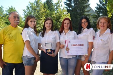 Horváth Mátyás, a testület elnöke, Sinkovics Dóra és a csapat négy tagja (Lakatos János felvétele)