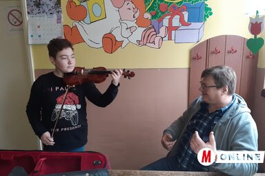 Maruzsenszki Andris és Gál József tanár úr a bácskossuthfalvi úgynevezett „kisiskola” egyik hangulatos sarkában próbálnak (Kazinczy Paszterkó Diana felvétele)