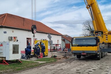 A NIS nehézgépezete szerdán éjszaka érkezett a helyszínre (Kancsár Izabella felvétele)