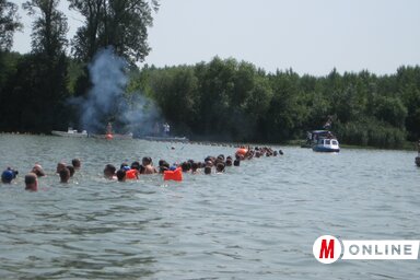 Alakul az élőlánc a Tisza két partja között (kép: Fehér Rózsa)