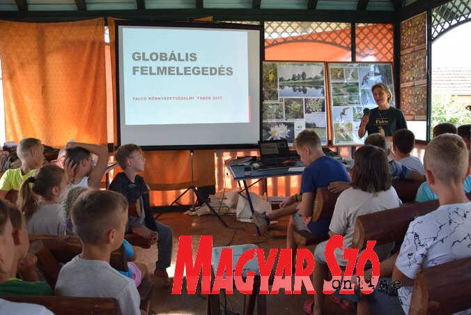 Zelenka Angéla biológiatanár a globális felmelegedés problematikájába vezette be a hallgatóságot (Nagy Magdolna felvétele) Zelenka Angéla biológiatanár a globális felmelegedés problematikájába vezette be a hallgatóságot (Nagy Magdolna felvétele)