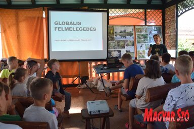 Zelenka Angéla biológiatanár a globális felmelegedés problematikájába vezette be a hallgatóságot (Nagy Magdolna felvétele)