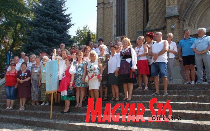 A Székelyföld Szerelmesei Egyesület tagjai a topolyai katolikus templom előtt
