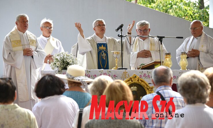 Erhard Róbert atya vezette a magyar nyelvű szentmisét (kép: Ótos András)