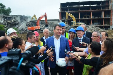 Igor Mirović tartományi kormányfő és Klemm József, a Vajdasági RTV igazgatóhelyettese a média képviselőivel (Fotó: Dávid Csilla)
