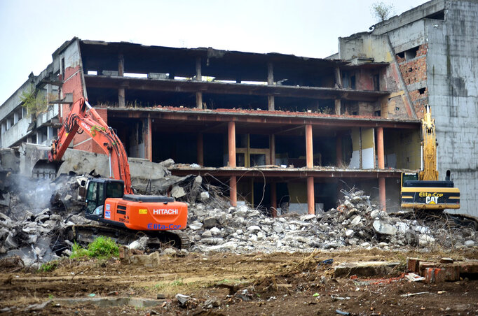 Megkezdődött a lebombázott épület romjainak eltakarítása (Fotó: Dávid Csilla)