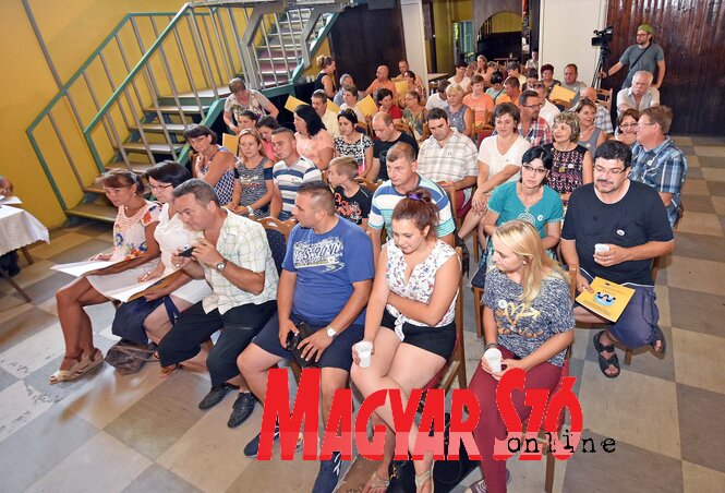 Uprkos vrućini, bilo je mnogo zainteresovanih za konferenciju (Foto: Gergely Arpad)