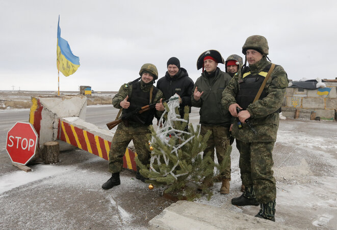 Ukrán katonák egy kelet-ukrajnai ellenőrző ponton (Fotó: Beta/AP)