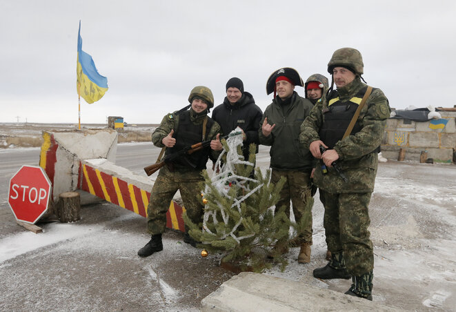 Ukrán katonák egy kelet-ukrajnai ellenőrző ponton (Fotó: Beta/AP) Ukrán katonák egy kelet-ukrajnai ellenőrző ponton (Fotó: Beta/AP)