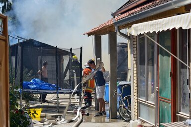 A hátsó udvarából magasra csaptak a lángok és a füst (Gergely József felvétele)