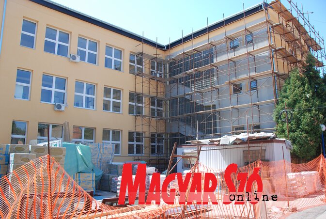 Az udvar felőli részen már jól látható a felújítás Az udvar felőli részen már jól látható a felújítás