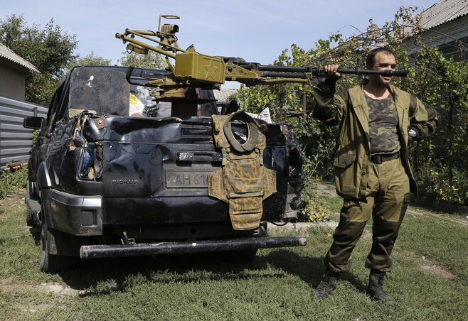 Szakadár fegyveres az autójára szerelt gépfegyverrel a kelet-ukrajnai Donyeck városában (Fotó: Beta/AP)