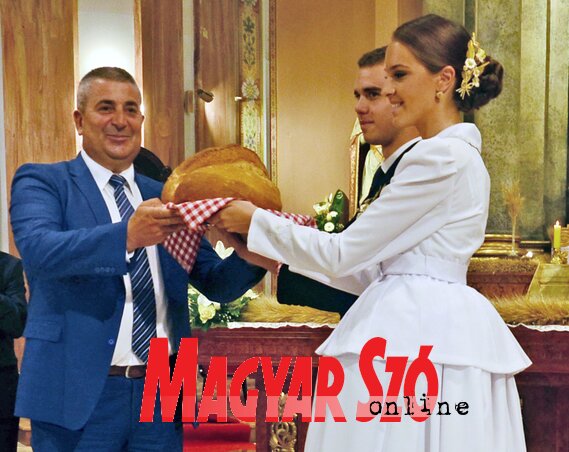A polgármester átveszi a kenyeret az ifjú pártól (Dávid Csilla felvétele) A polgármester átveszi a kenyeret az ifjú pártól (Dávid Csilla felvétele)