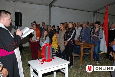 Ft. Verebélyi Árpád felszenteli az alapkövet (kép: Kálóci Karola)