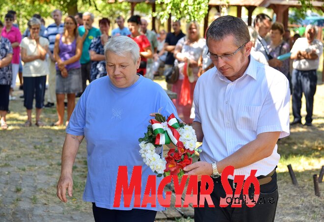 Barna Erzsébet és Oláj Tibor megkoszorúzta Petőfi mellszobrát (Gergely József felvétele) Barna Erzsébet és Oláj Tibor megkoszorúzta Petőfi mellszobrát (Gergely József felvétele)