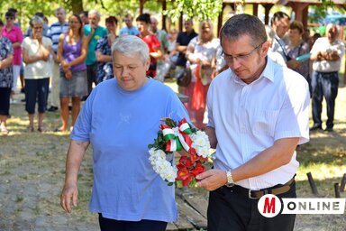 Barna Erzsébet és Oláj Tibor megkoszorúzta Petőfi mellszobrát (Gergely József felvétele)