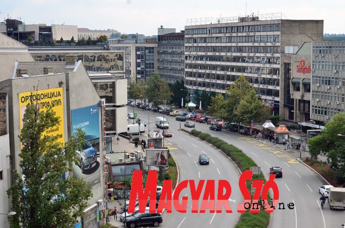 Újvidék hamarosan újabb kerékpárutakkal gazdagodik, a postától egészen a péterváradi hídig biztonságosan bringázhatunk majd (Dávid Csilla felvétele) Újvidék hamarosan újabb kerékpárutakkal gazdagodik, a postától egészen a péterváradi hídig biztonságosan bringázhatunk majd (Dávid Csilla felvétele)