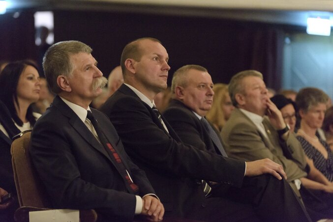 Kövér László a nyitógálán a közönség soraiban (balról), mellette Gergely Balázs főszervező és Mile Lajos kolozsvári főkonzul (Fotó: MTI)