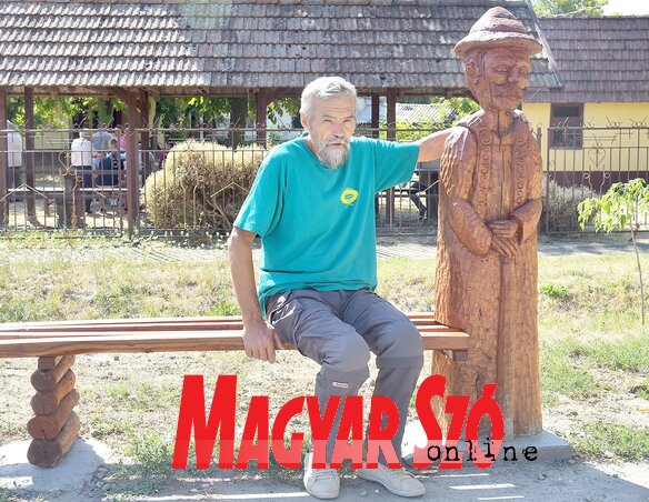 Borsos István és alkotása, a gulyás a gulyaváró padon (Gergely József felvétele) Borsos István és alkotása, a gulyás a gulyaváró padon (Gergely József felvétele)