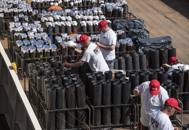 Tűzijátékbombákat telepítenek uszályokra a csepeli szabadkikötőben (Fotó: MTI)