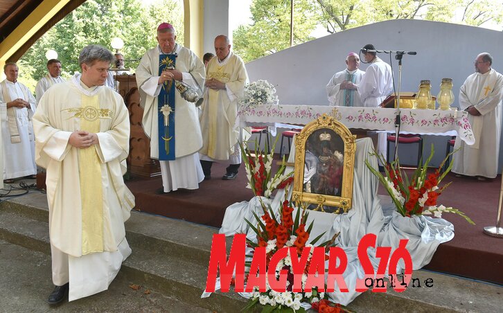 A Havas Boldogasszony-kegykép előtt, amely a római Madonna ikonjának másolata, könyörgött segítségért Savoyai Jenő herceg, és a győzelem után ünnepélyesen bevitte a kápolnába (Fotó: Ótos András) A Havas Boldogasszony-kegykép előtt, amely a római Madonna ikonjának másolata, könyörgött segítségért Savoyai Jenő herceg, és a győzelem után ünnepélyesen bevitte a kápolnába (Fotó: Ótos András)