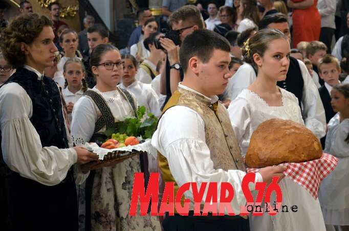 Kenyeret és gyümölcsöket vittek a püspök elé felszentelésre (Fotó: Dávid Csilla) Kenyeret és gyümölcsöket vittek a püspök elé felszentelésre (Fotó: Dávid Csilla)