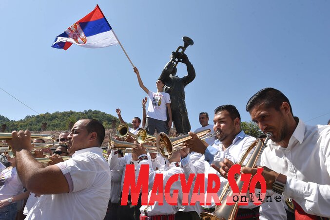 Guča bejáratánál áll az első trombitafesztivál győztesének szobra, a falu másik végén egy hatalmas trombitaszobor díszeleg, a városközpontban (felvételünkön) pedig a mindenkori trombitásoknak állítottak szobrot  (Fotó: Ótos András)