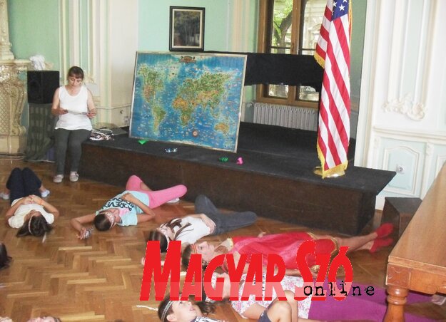 A tanulók az első foglalkozáson az amerikai és az angol kultúrával ismerkedtek meg (Fotó: Lukács Melinda) A tanulók az első foglalkozáson az amerikai és az angol kultúrával ismerkedtek meg (Fotó: Lukács Melinda)