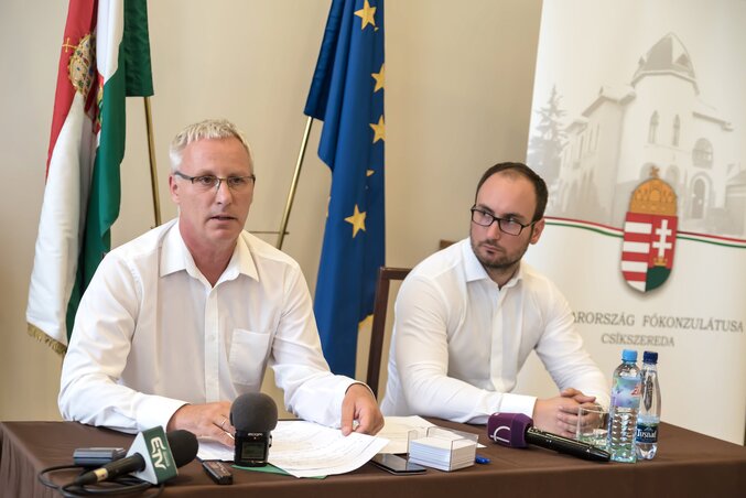 Soltész Miklós a Csíkszeredai Főkonzulátuson, mellette Farkas Balázs a főkonzulátus megbízott ügyvivője (Fotó: MTI)