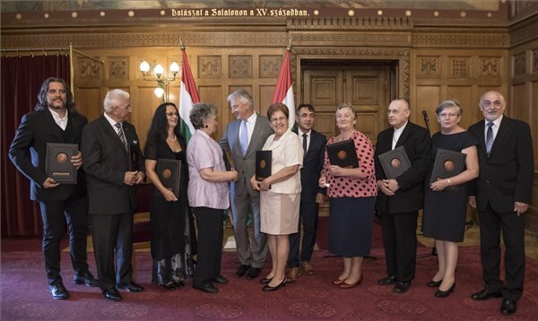A Külhoni Magyarságért Díj díjazottjai, valamint Semjén Zsolt (b5) és Potápi Árpád János nemzetpolitikáért felelős államtitkár (j5). Verebes Krnács Erika (b3) és Pénzes János (j3) (Fotó: MTI)