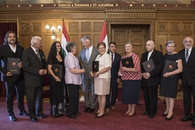 A Külhoni Magyarságért Díj díjazottjai, valamint Semjén Zsolt (b5) és Potápi Árpád János nemzetpolitikáért felelős államtitkár (j5). Verebes Krnács Erika (b3) és Pénzes János (j3) (Fotó: MTI)