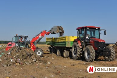 Elszállítják a hulladékot a padéi illegális szemétlerakó területéről (Gergely József felvétele)
