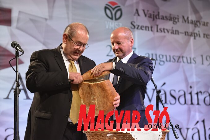 Pásztor István és dr. Simicskó István megszegik az új kenyeret (Fotó: Ótos András)