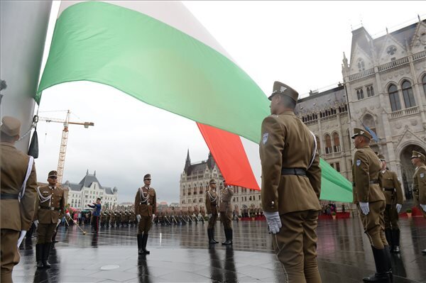 Felvonják a nemzeti lobogót az augusztus 20-i nemzeti ünnepen a budapesti Kossuth téren (Fotó: MTI)