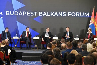 Ivica Dačić szerb külügyminiszter, Bujar Osmani észak-macedóniai külügyminiszter, Bunford Zsolt János biztonságpolitikáért felelős helyettes magyar államtitkár, (a beszélgetés moderátora), S
