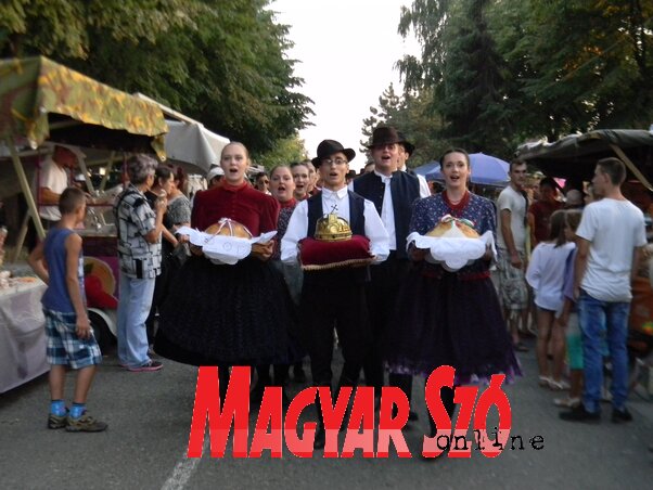 A megszentelt kenyeret a kultúrkör táncosai vitték a színpadra (kép: Fehér Rózsa)