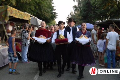 A megszentelt kenyeret a kultúrkör táncosai vitték a színpadra (kép: Fehér Rózsa)