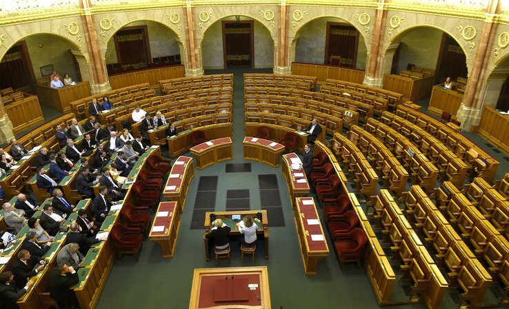 Parlamenti ülés üres kormánypárti padsorokkal (Fotó: MTI)