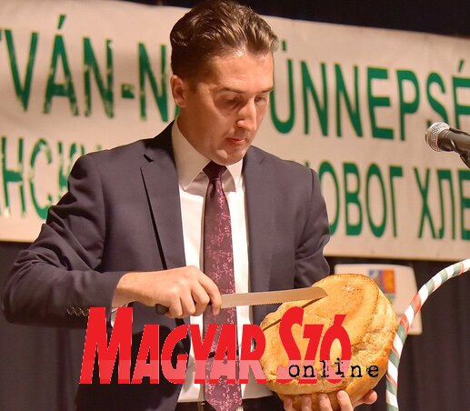 Újhelyi Nándor megszegi az új kenyeret (Gergely József felvétele) Újhelyi Nándor megszegi az új kenyeret (Gergely József felvétele)