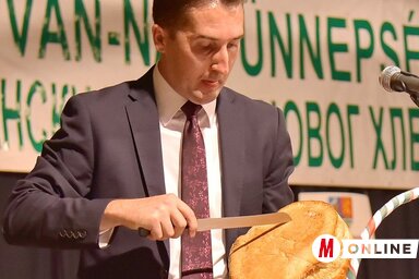 Újhelyi Nándor megszegi az új kenyeret (Gergely József felvétele)