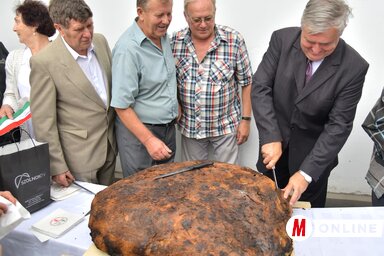 Ceglédi Rudolf polgármester felszelte az összeöntött búzából sült kenyeret (Gergely József felvétele)