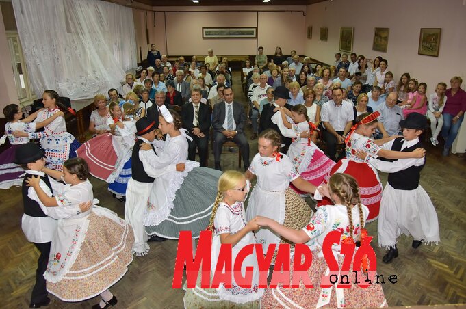 Az Ispiláng gyermektánccsoport kalocsai táncokat mutatott be (Gergely József felvétele)