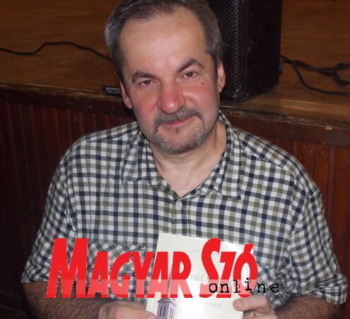 Matykó Árpád az új kiadvánnyal (Horváth Zsolt felvétele)