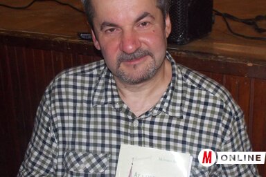 Matykó Árpád az új kiadvánnyal (Horváth Zsolt felvétele)